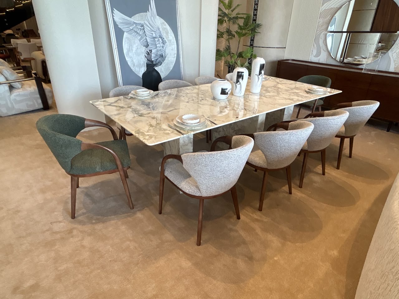 طاولة طعام الزمرد مكونة من طاولة رخاميه و 10 كرسي
